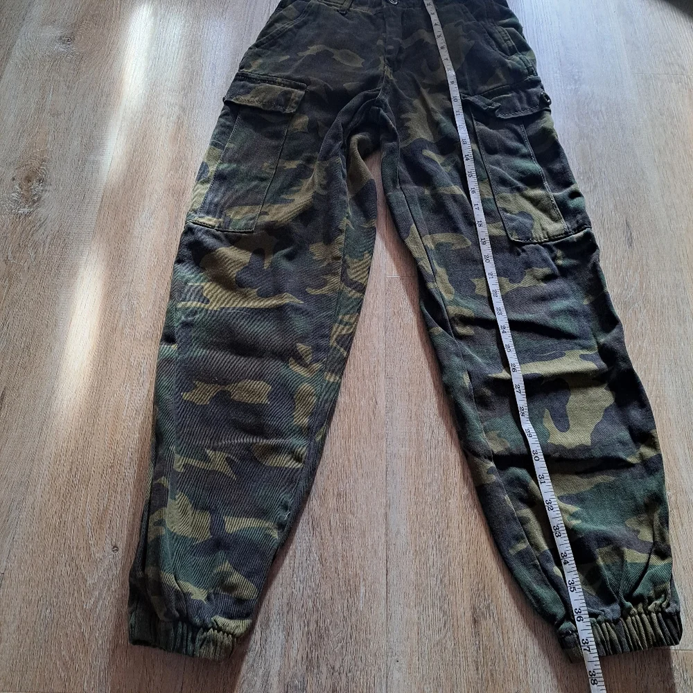 Forever 21 Camouflage Green Cargo Pants Elastic Hem Women's Size XS